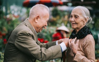 Tình yêu ngày xưa của ông bà đẹp lắm, chạm tay nhau thôi là nhớ nhau suốt đời