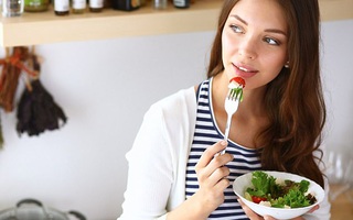 Khi ăn, đừng quên làm 4 điều này thì không bao giờ phải lo đầy hơi, chướng bụng