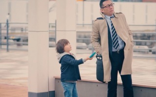 Con trai nhặt tiền rơi trên phố, bố làm theo cách người Nhật dạy con và nhận kết quả không ngờ