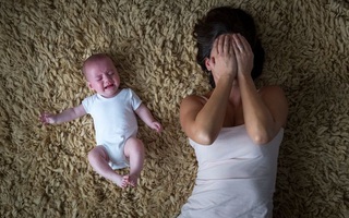 Trầm cảm sau sinh: Cuộc chiến cô đơn của các bà mẹ