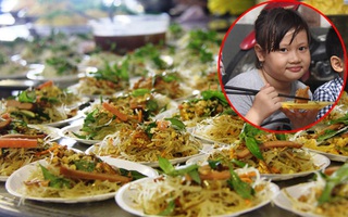 Sài Gòn: Người lớn, trẻ nhỏ hào hứng ăn buffet chay miễn phí ngày Giỗ tổ