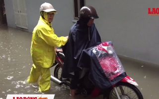 Hà Nội: Mưa lớn, nước cống, rác rưởi bủa vây hàng trăm ngôi nhà ở Yên Hòa