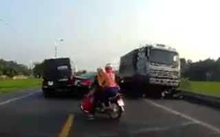 Bắc Giang: Xe tải đi ngược chiều với tốc độ cao, nuốt gọn 2 xe máy, 2 người tử vong