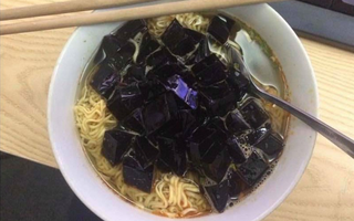 Cười không nhặt được mồm với "tuyệt phẩm nấu ăn" mì gói thạch đen, ăn bao nhiêu cũng không sợ nóng