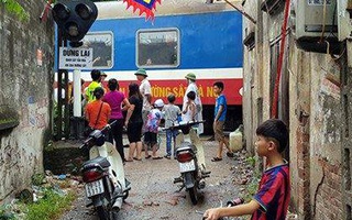 Hà Nội: Người phụ nữ bị tàu hỏa tông tử vong khi đi bộ qua đường ray