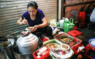 Cầu Gỗ - con phố dù sáng, trưa hay tối muộn đều đầy ắp món ngon