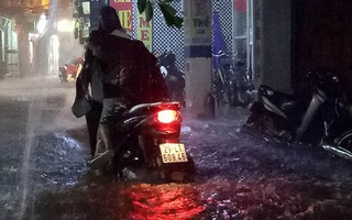 Mưa cực lớn, đường phố Hà Nội ngập úng nghiêm trọng lúc nửa đêm