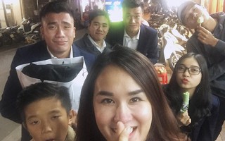 Người hâm mộ lo lắng vì Tiến Dũng mải "thả thính" các người đẹp, quản lý của chàng thủ thành nói gì?