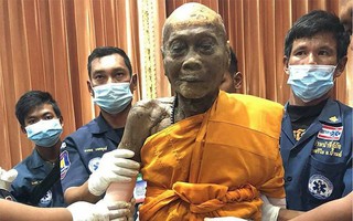 Qua đời đã 2 tháng, cao tăng vẫn "mỉm cười" khi được dựng dậy thay áo mới