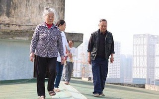 Chủ tịch Hà Nội yêu cầu kiểm tra vụ người dân đi trên mái nhà vì thang máy chung cư hỏng
