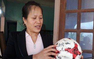 Mẹ của thủ môn Bùi Tiến Dũng: "Nhà nghèo, không dám mong con trai có người yêu nổi tiếng"