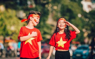 Hừng hực khí thế qua bộ ảnh hai mẫu nhí rủ nhau xuống đường cổ vũ Việt Nam vô địch