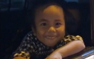 Em bé Mường Lát không mảnh vải che thân bất ngờ xuất hiện trong clip ‘đi bão’ mừng U23 Việt Nam