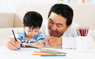 Hóa ra bí mật giúp con luyện viết vở sạch chữ đẹp lại nằm ở các trò chơi nặn đất, vẽ tranh, xếp hình