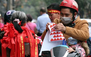Người Hà Nội nô nức đi mua cờ, băng rôn để chuẩn bị cho trận chung kết lịch sử