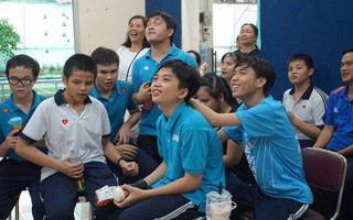 Chùm ảnh: Những đứa trẻ khiếm thị "xem" U23 Việt Nam đá trận chung kết Châu Á bằng cả trái tim