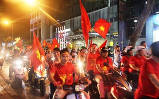 Người dân đổ ra đường chúc mừng các cầu thủ U23 Việt Nam dù không đạt ngôi vị cao nhất