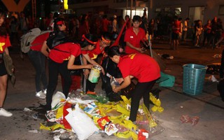 Dù buồn và tiếc nuối, người dân Sài Gòn vẫn lặng lẽ cùng nhau dọn rác sau trận chung kết U23 Việt Nam và U23 Uzbekistan