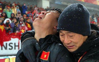 Nhìn bức ảnh đau thấu tâm can khi để tuột cup vàng của trung vệ Bùi Tiến Dũng, có ai không rơi nước mắt xót xa?