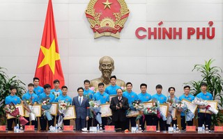Thủ tướng Nguyễn Xuân Phúc đón U23 Việt Nam: "Tôi đã chờ đợi 5 giờ nhưng chưa bao giờ đợi lâu mà vui đến thế"