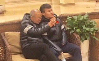 Quang Hải lần đầu chia sẻ về bức ảnh được thầy Park Hang-seo ôm cổ đầy yêu thương