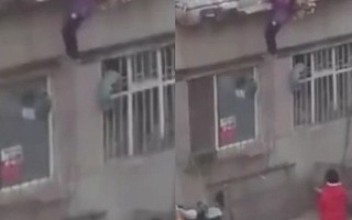 Bắt con gái tay không trèo lên tầng hai vì quên chìa khóa, bà mẹ bị dân mạng chỉ trích