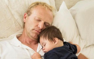 Ngủ cùng cha mẹ, 133 bé sơ sinh chết mỗi năm