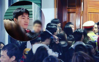 Cảnh sát giữ trật tự tại nhà Xuân Trường khi có quá đông người hâm mộ kéo đến