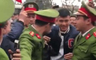 Clip: Đức Chinh tươi cười, di chuyển khó khăn vì được quá nhiều fan nữ tại quê nhà bao vây, hò reo xin chữ ký