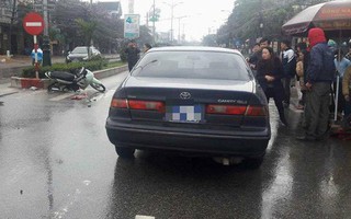 Ô tô biển xanh va chạm với xe máy, một phụ nữ bị hất văng hơn chục mét