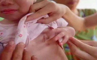 Phát hiện con 3 tuổi chảy máu vùng kín, cứ ngỡ con bị xâm hại nhưng lời bác sĩ nói khiến người mẹ chết lặng