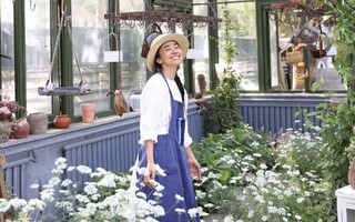Cô gái độc thân sở hữu 1 nhà hàng và 1 căn nhà lúc nào cũng ngập tràn màu sắc của các loại hoa