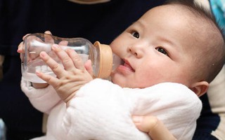 Cảnh báo: Với trẻ sơ sinh, chỉ cho uống 1 ngụm nước cũng có thể nguy hiểm tới tính mạng!