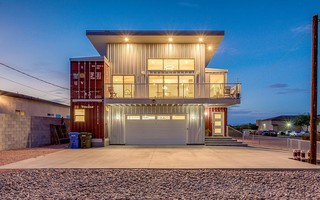 Chỉ tận dụng thùng container thừa mà người đàn ông tạo ra ngôi nhà mới cực khang trang