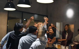 Tổ chức sinh nhật trên bar, chàng trai ngậm ngùi gánh hóa đơn hàng chục triệu rồi còn bị dân tình đổ xô "ném đá"
