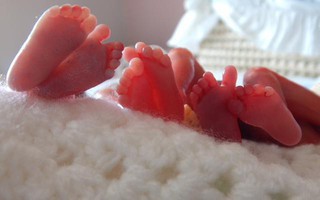 Mất cả 3 bé chỉ 90 phút sau khi sinh, câu chuyện của bà mẹ sinh ba khiến ai cũng đau lòng