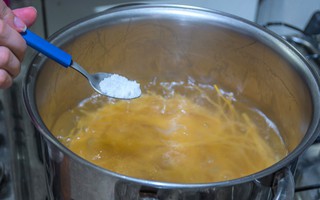 Có lỡ tay nêm nếm nồi canh mặn chát cũng đừng vội đổ đi vì bạn có thể "chữa cháy" bằng những nguyên liệu này