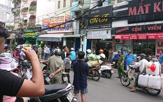 2 giờ căng thẳng khống chế tên cướp dùng hung khí cố thủ trong tiệm game ở Sài Gòn