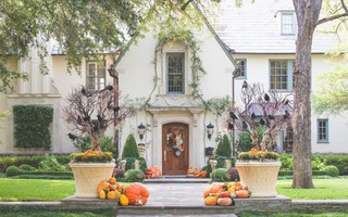 Trang trí mặt tiền ngôi nhà để Halloween muôn phần sống động