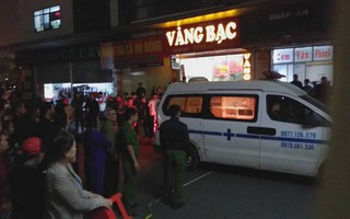 Vụ bé sơ sinh rơi từ tầng cao ở chung cư HH Linh Đàm: Lực lượng chức năng đưa thi thể bé đi trong thương xót