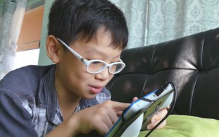 "Dán mắt" vào điện thoại gây hại cho 2 cậu bé 10 và 15 tuổi đến mức này: Lời cảnh tỉnh cho cả người lớn