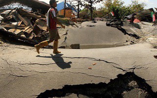 Sóng thần Indonesia: Chàng trai cứu hộ tìm thấy thi thể cha và em gái ôm chặt