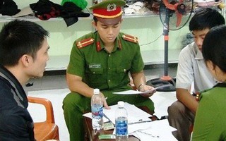 "Phù phép" gần 2.000 bộ quần áo không rõ nguồn gốc thành hàng hiệu