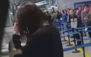 Lộ clip Địch Lệ Nhiệt Ba khóc lóc, suy sụp vì không chịu được đả kích khi thắng giải "Thị Hậu Kim Ưng"?