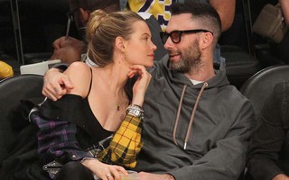 Bà xã Adam Levine nhận được vô số lời khen vì ngoại hình trẻ trung nóng bỏng dù là mẹ hai con