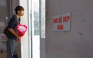 Tay cầm bó hoa, đứng rập rình chờ vợ trong phòng sinh, anh chồng siêu đáng yêu này khiến cộng đồng chị em dậy sóng