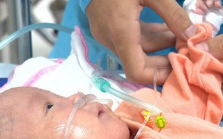 Cuộc gặp gỡ xúc động của 2 đứa trẻ sau vụ cháy lớn ở Đê La Thành: "Anh đây, em đừng khóc"