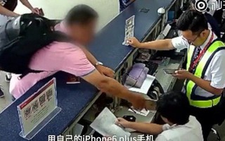 Trung Quốc: Bực mình vì bị delay, hành khách hung hăng cầm iPhone đập vào mặt nhân viên sân bay