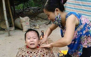 Cậu bé ham chơi chui đầu vào bu gà khiến dân mạng cười đau ruột, thi nhau kể chuyện nghịch dại tuổi thơ