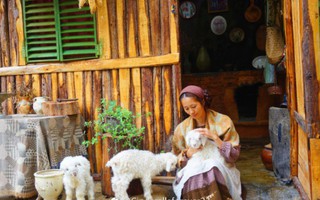 Ngôi nhà trên núi đẹp như tranh vẽ và cuộc sống bình lặng của cô gái tự nhận mình là "cô bé Lọ Lem"